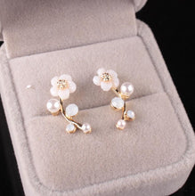 Load image into Gallery viewer, Flower and Pearl Earrings