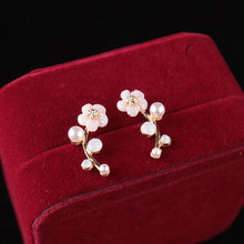 Load image into Gallery viewer, Flower and Pearl Earrings