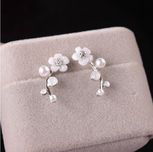 Load image into Gallery viewer, Flower and Pearl Earrings