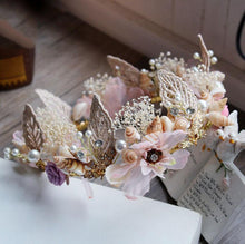 Load image into Gallery viewer, Floral and Shell Crown Headdress